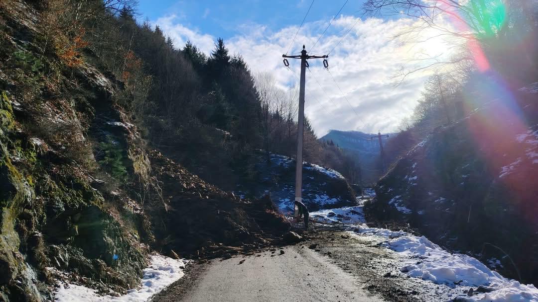alunecare teren - Mănăstirea Turnu Roșu - drum ÎNCHIS - căderi de pietre 