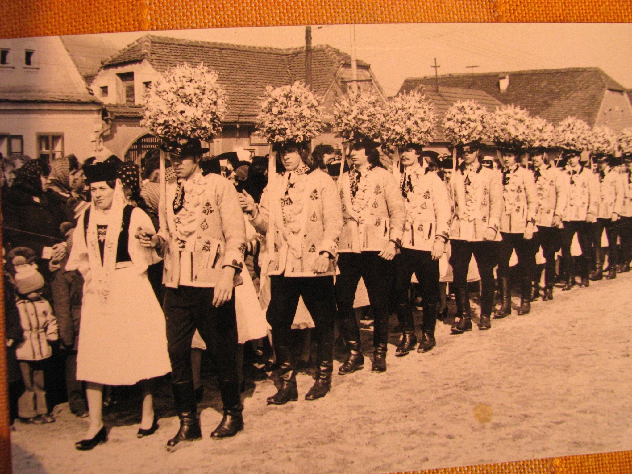 Blumenfest - Lasata Secului - sarbatoare - traditie - dispărut - Transilvania- parada -Axente Sever 