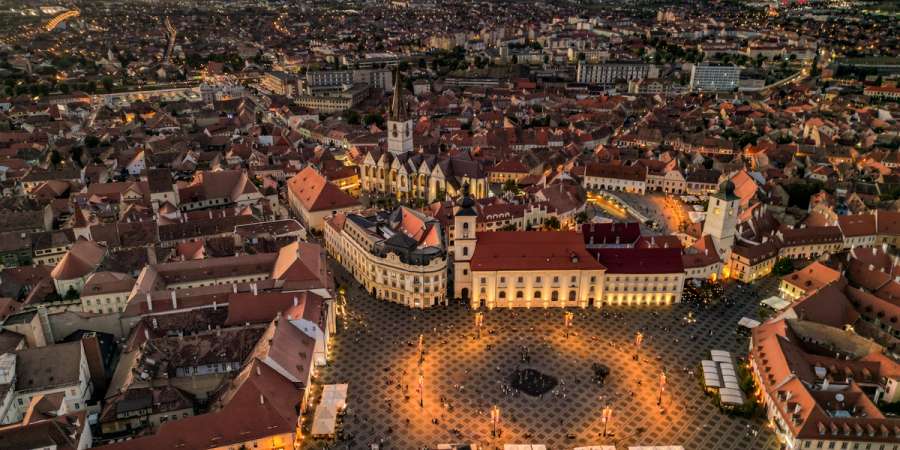 Piata mare din Sibiu vazuta de sus toamna