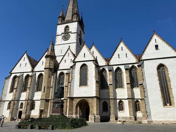 piața huet-sibiu -statuie