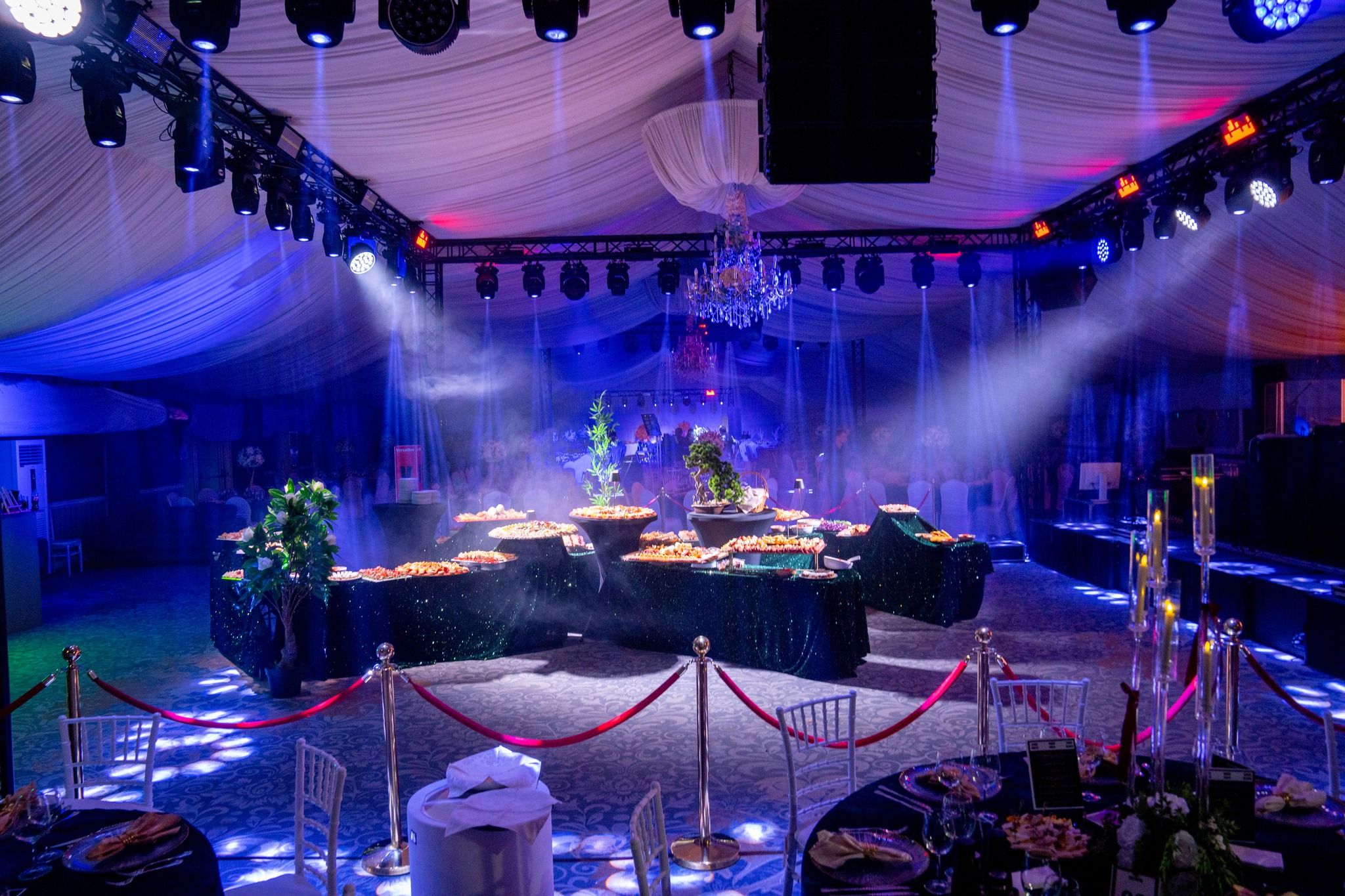 Versailles - inselaciune - HoReCa - acțiuni premeditate - nunta - botez - clienți - plangere