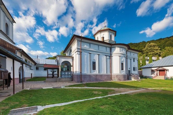 manastirea frasinei- blestem- patriarhia romana- slujbe- biserica