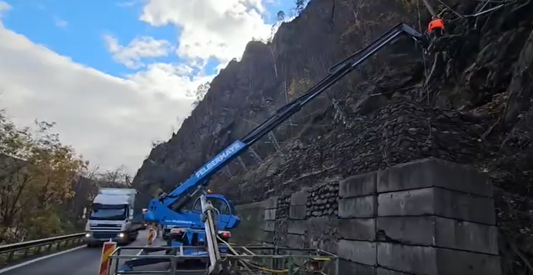 circulație închisa - Sibiu -  Valea Oltului -  curățare  versanți -  rute alternative - tonaj mare  sunt 