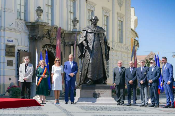 statuie brukenthal - Klaus Iohannis