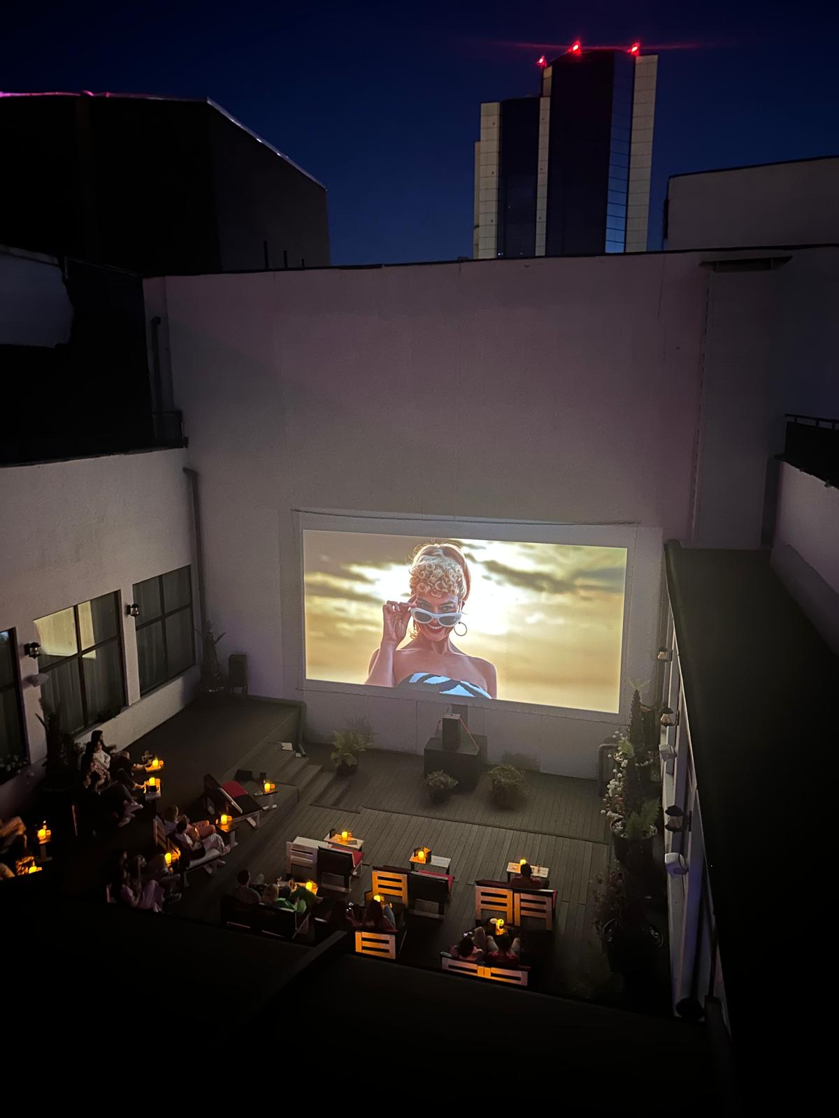 cinema in aer liber - sibiu - terasa cu flori -iulie 