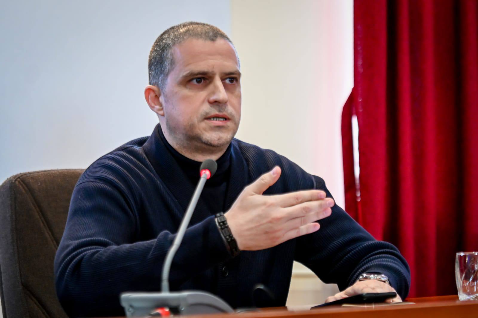  Bogdan Trif  - Sibiu -  replica - Raluca Turcan -  spital nou - PSD - coif -  brățări