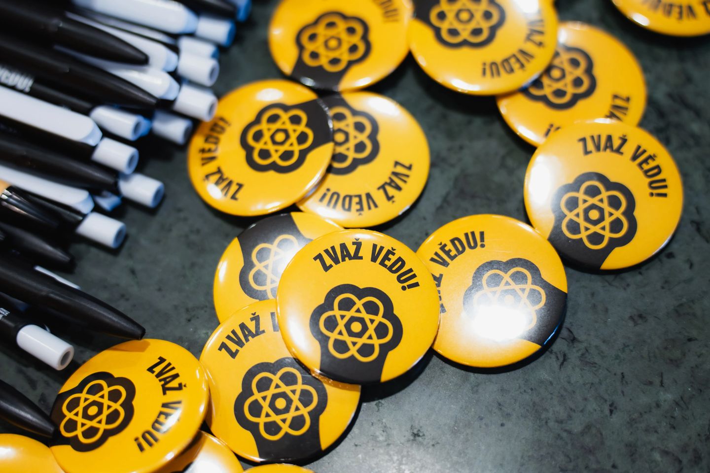 Zvaž vědu! pin buttons