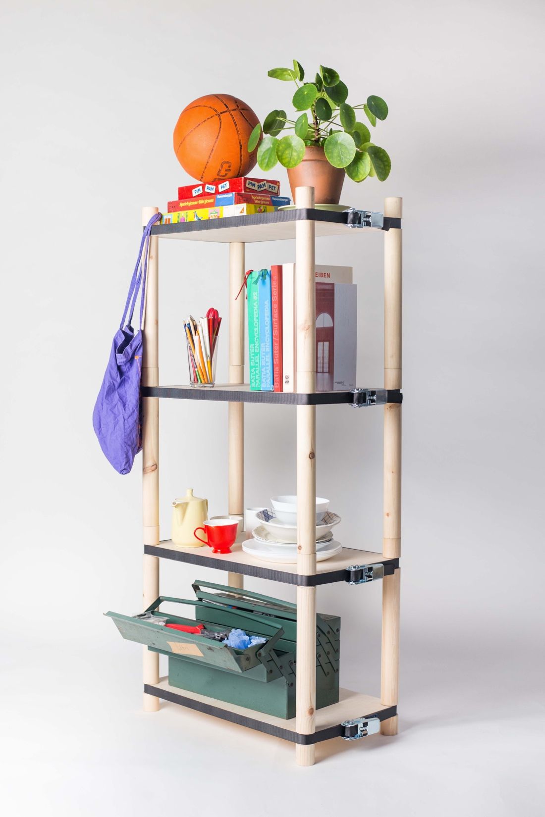 Strak shelves