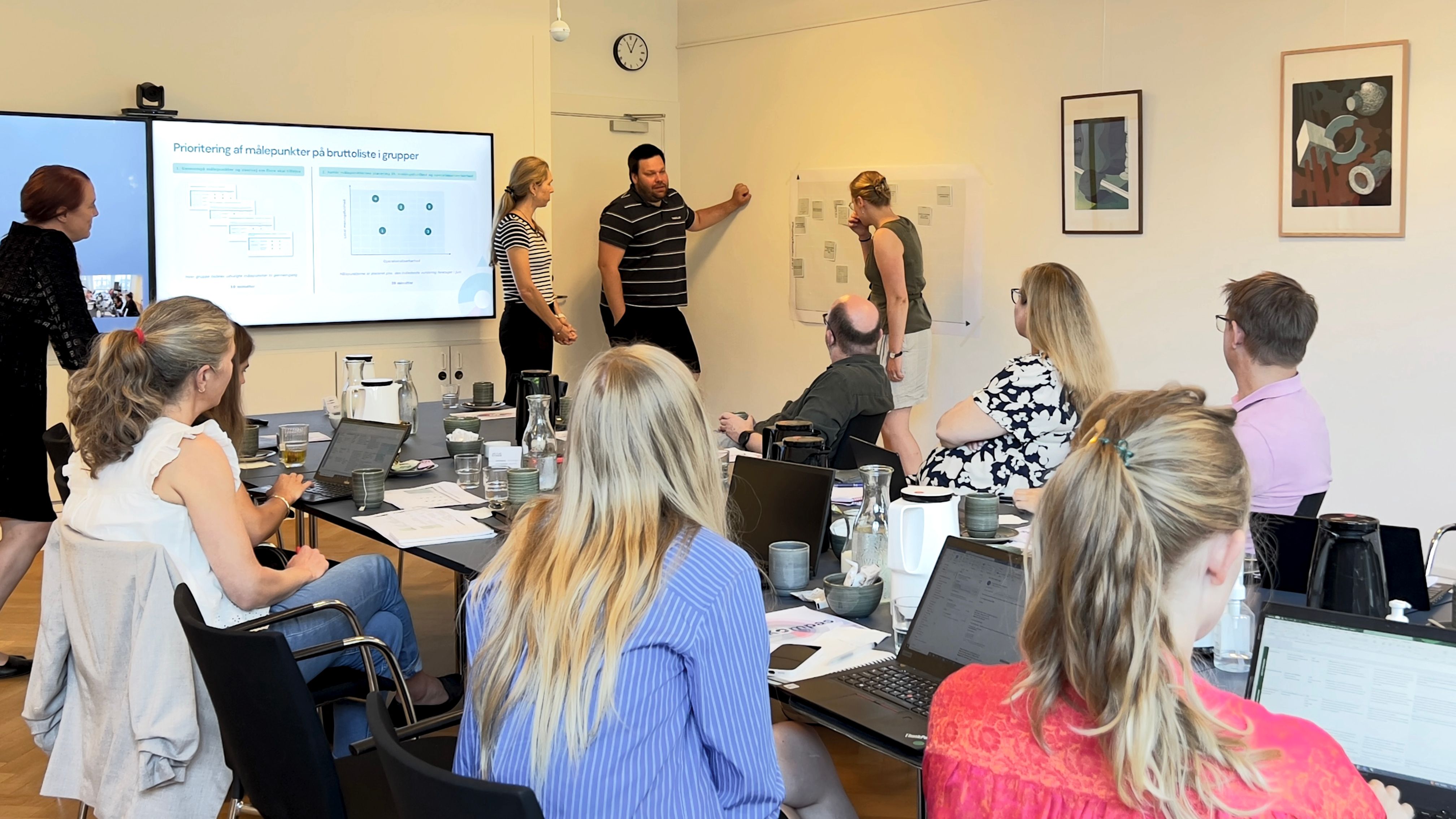10 mennesker samlet til workshop i stort mødelokale