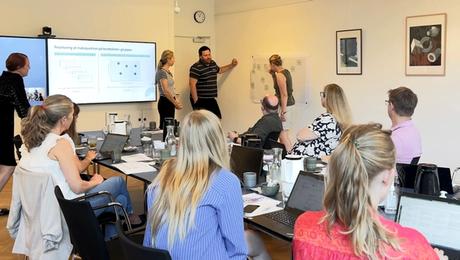 10 mennesker samlet til workshop i stort mødelokale