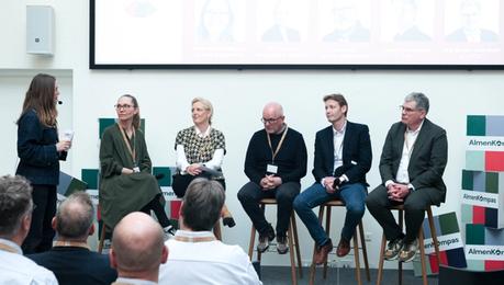Paneldebat med to kvinder og tre mænd på scenen sammen med en moderator
