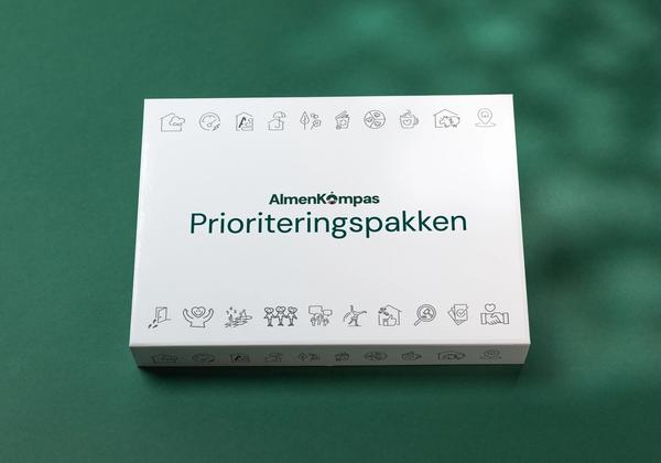 Æske med teksten 'AlmenKompas prioriteringspakken'