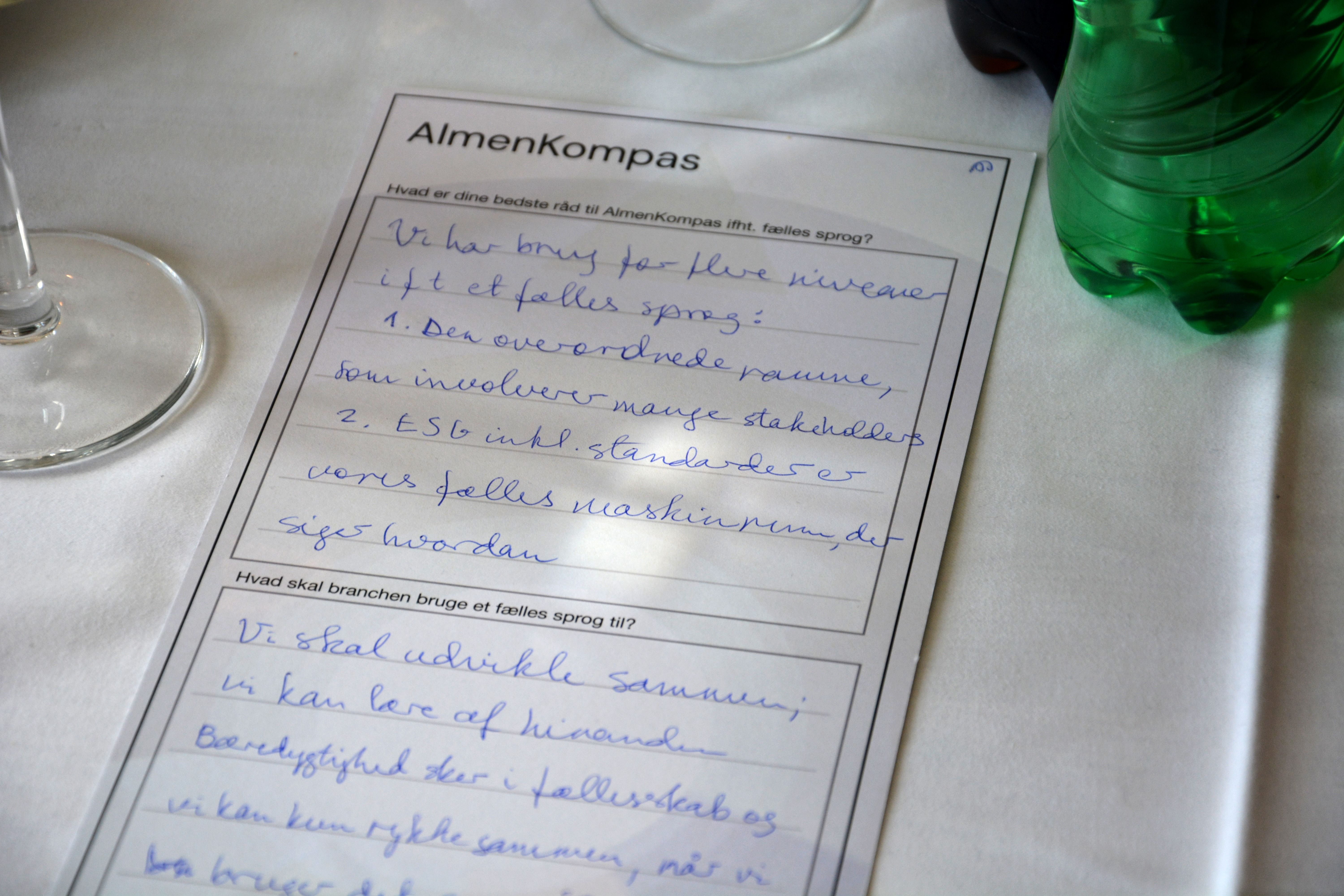 Noter på seddel med AlmenKompas-logo.