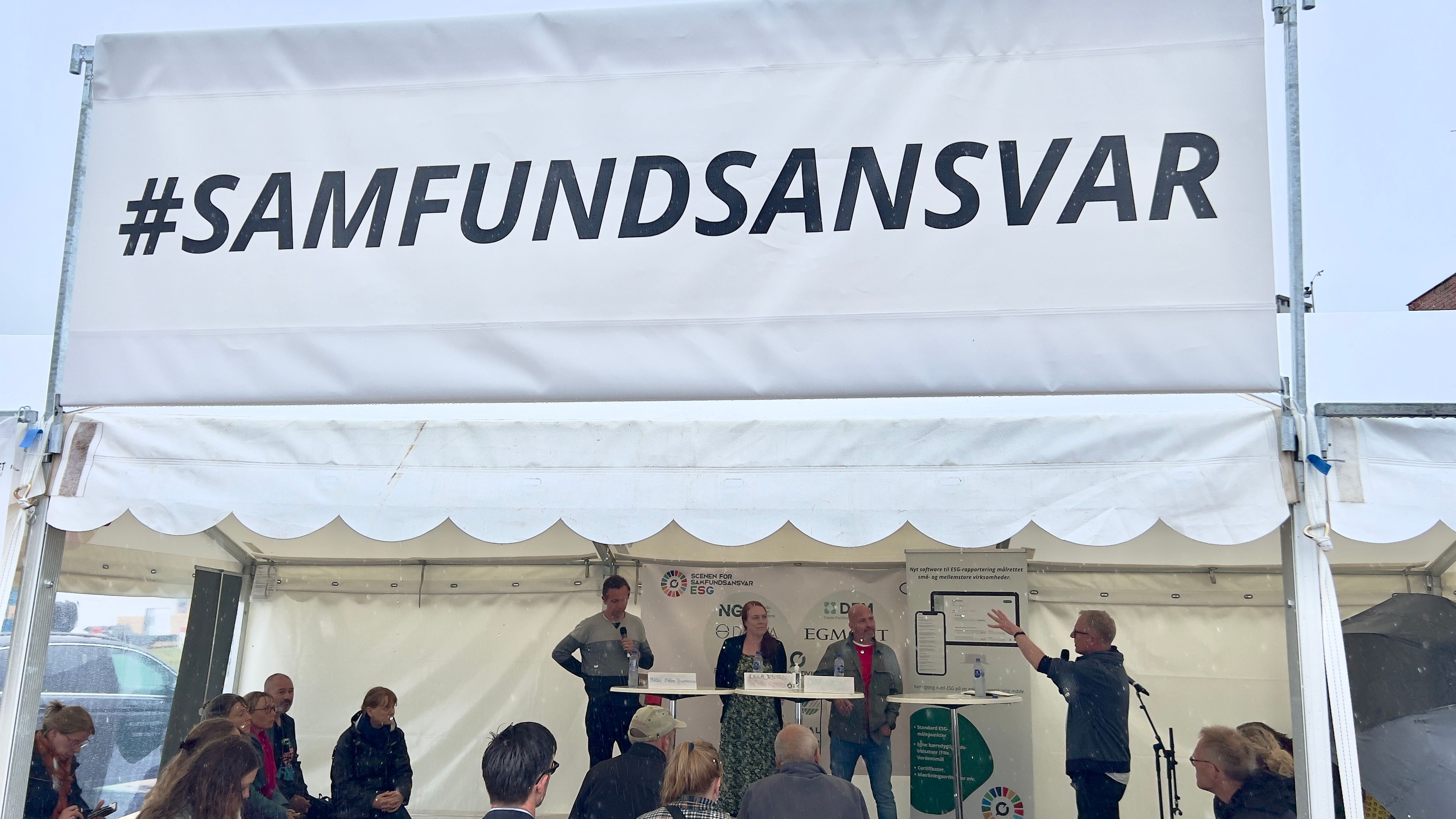Hvidt debattelt hvor der er stort skilt øverst med teksten '#samfundsansvar'