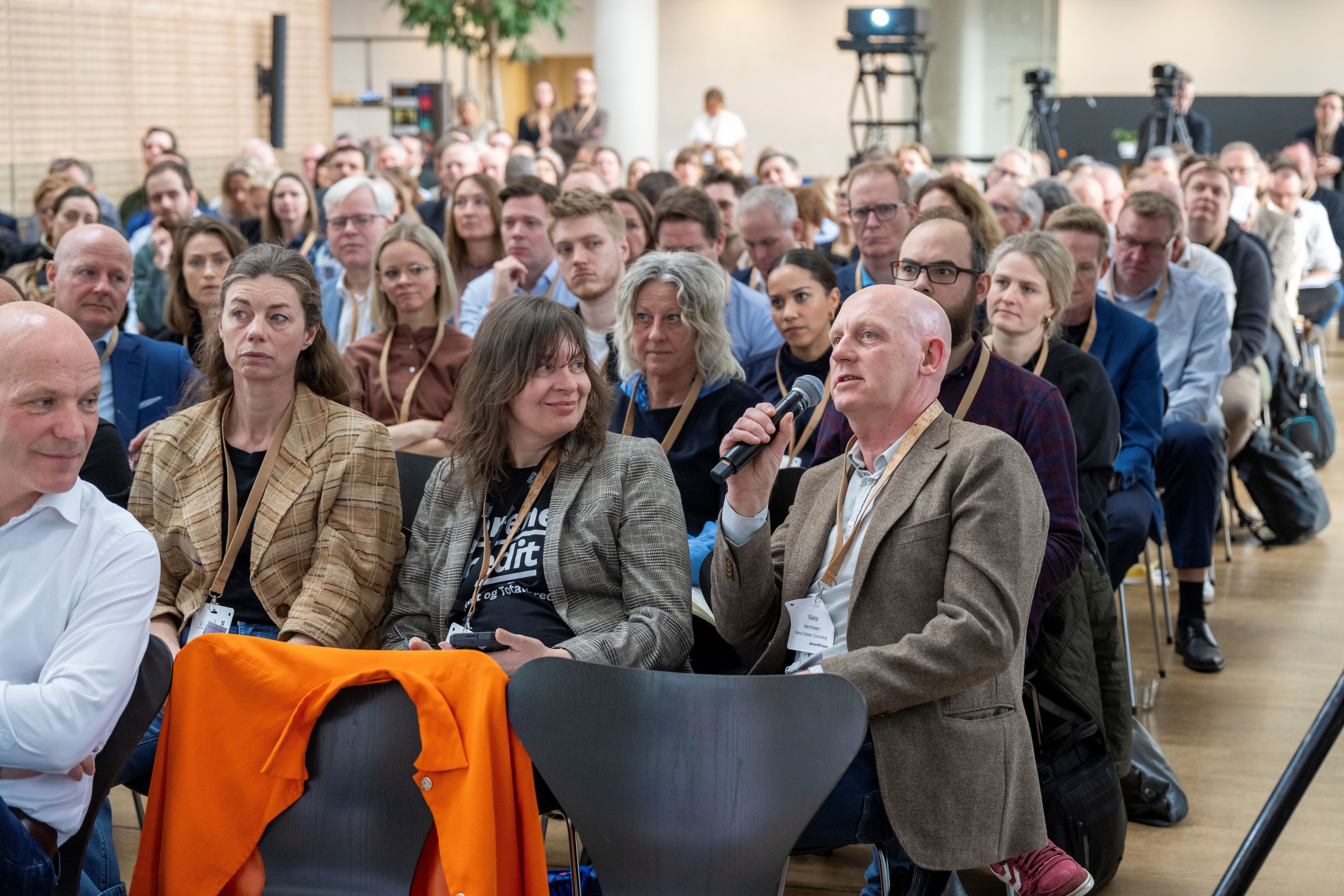 Sal med mange mennesker siddende til kickoff i april 2024