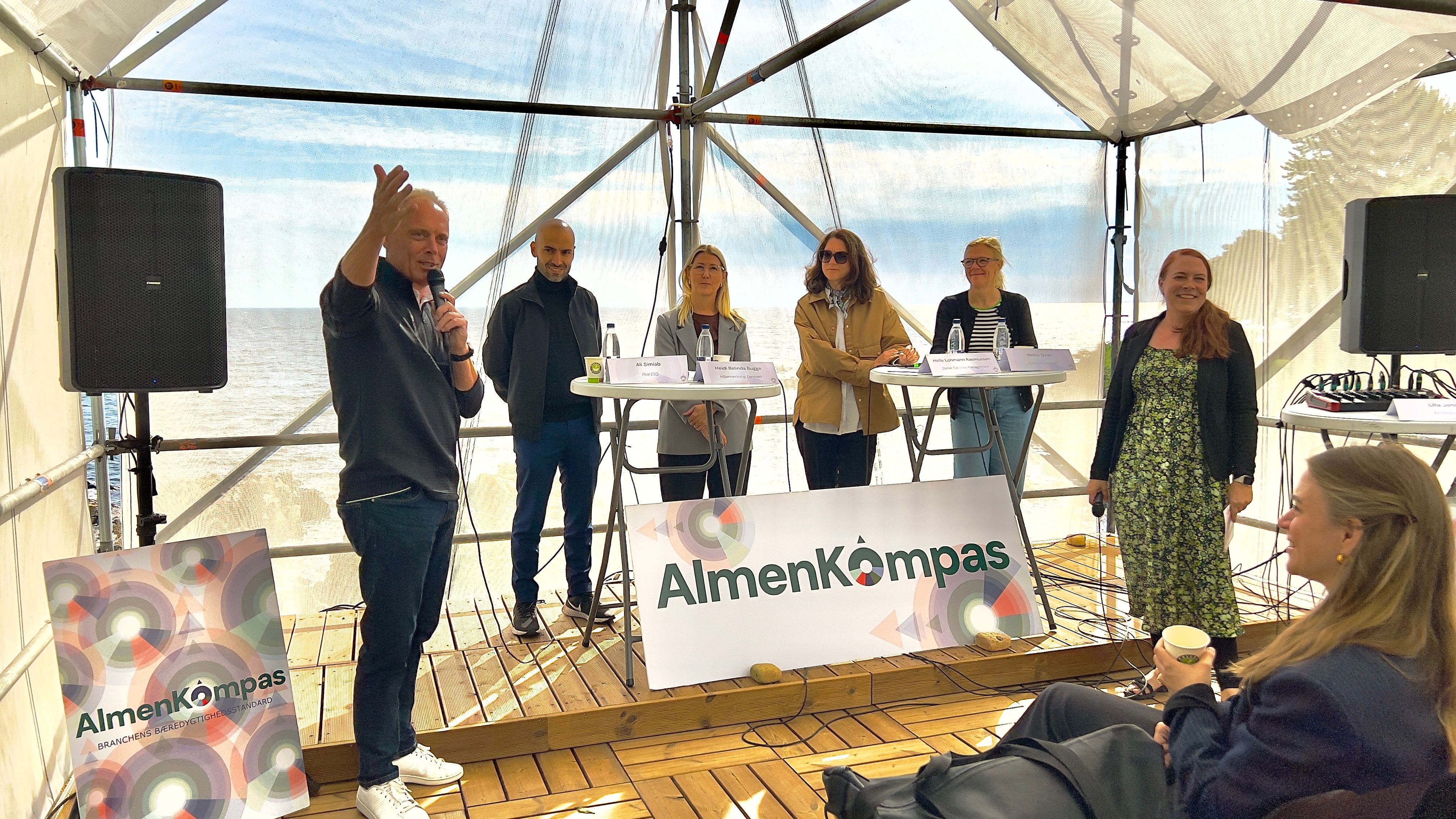 To mænd og fire kvinder i paneldebat