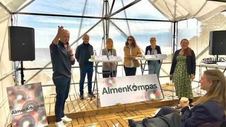 To mænd og fire kvinder i paneldebat