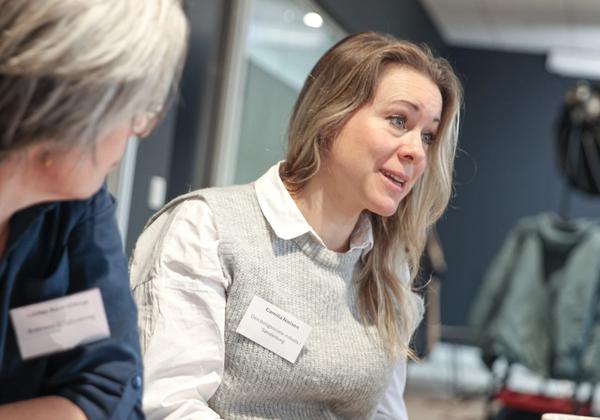 To kvinder sidder ved bord