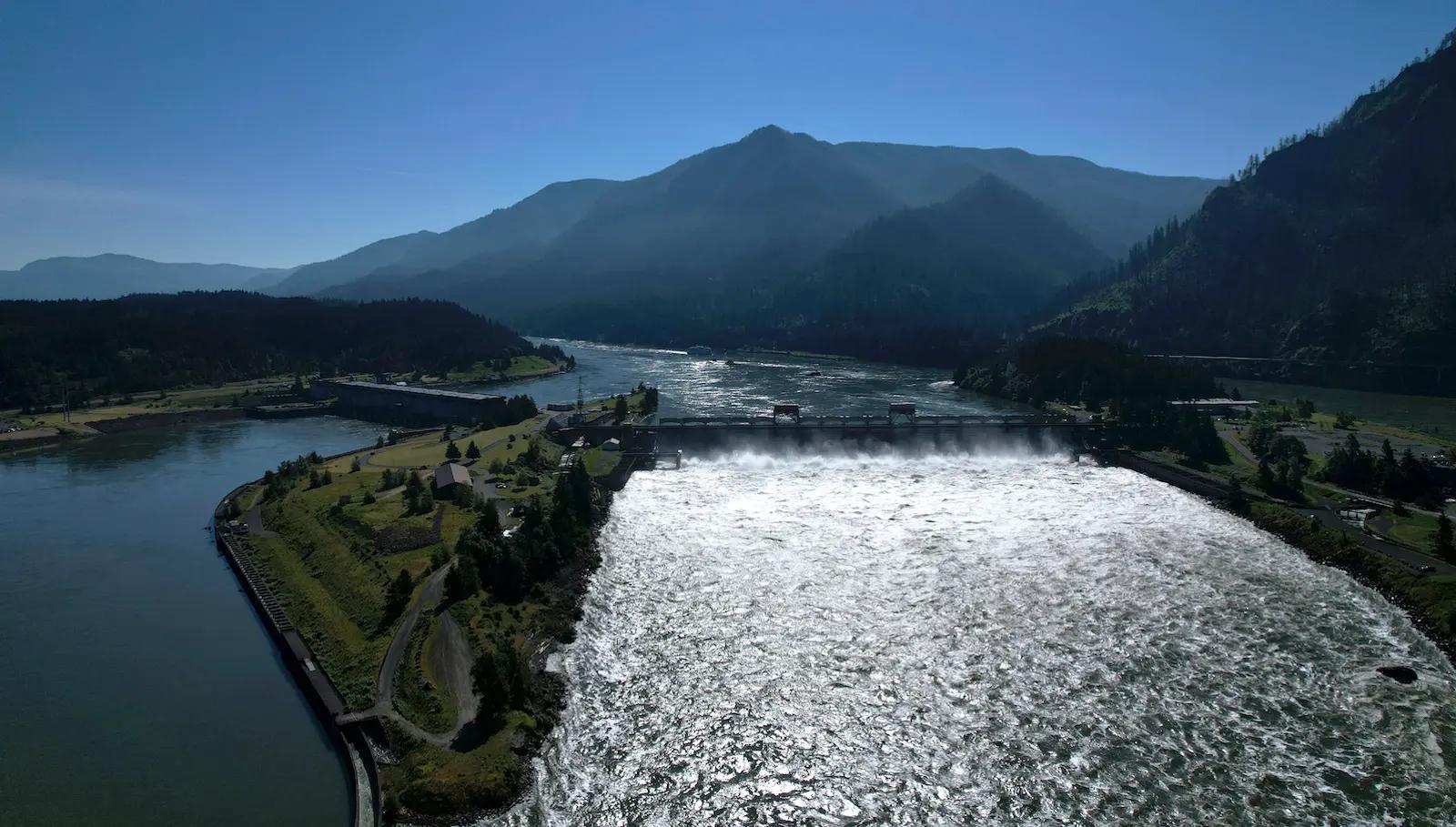 Hydroelectric-dam-columbia-river-1.webp