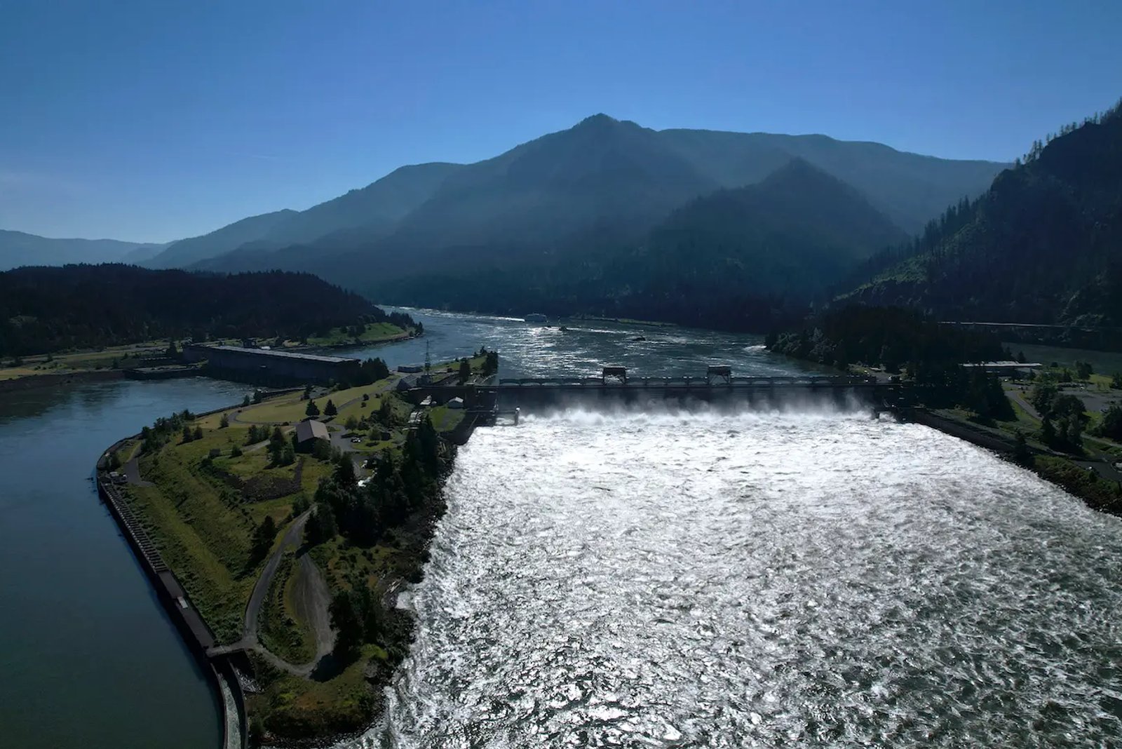 Hydroelectric-dam-columbia-river-1.webp