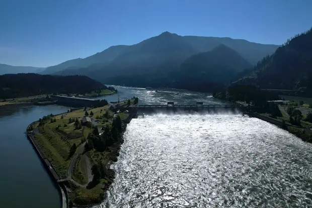 Hydroelectric-dam-columbia-river-1.webp