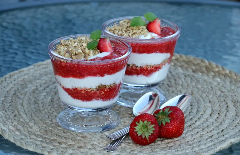 Tilslørte jordbærpiker med yoghurt og havregryn