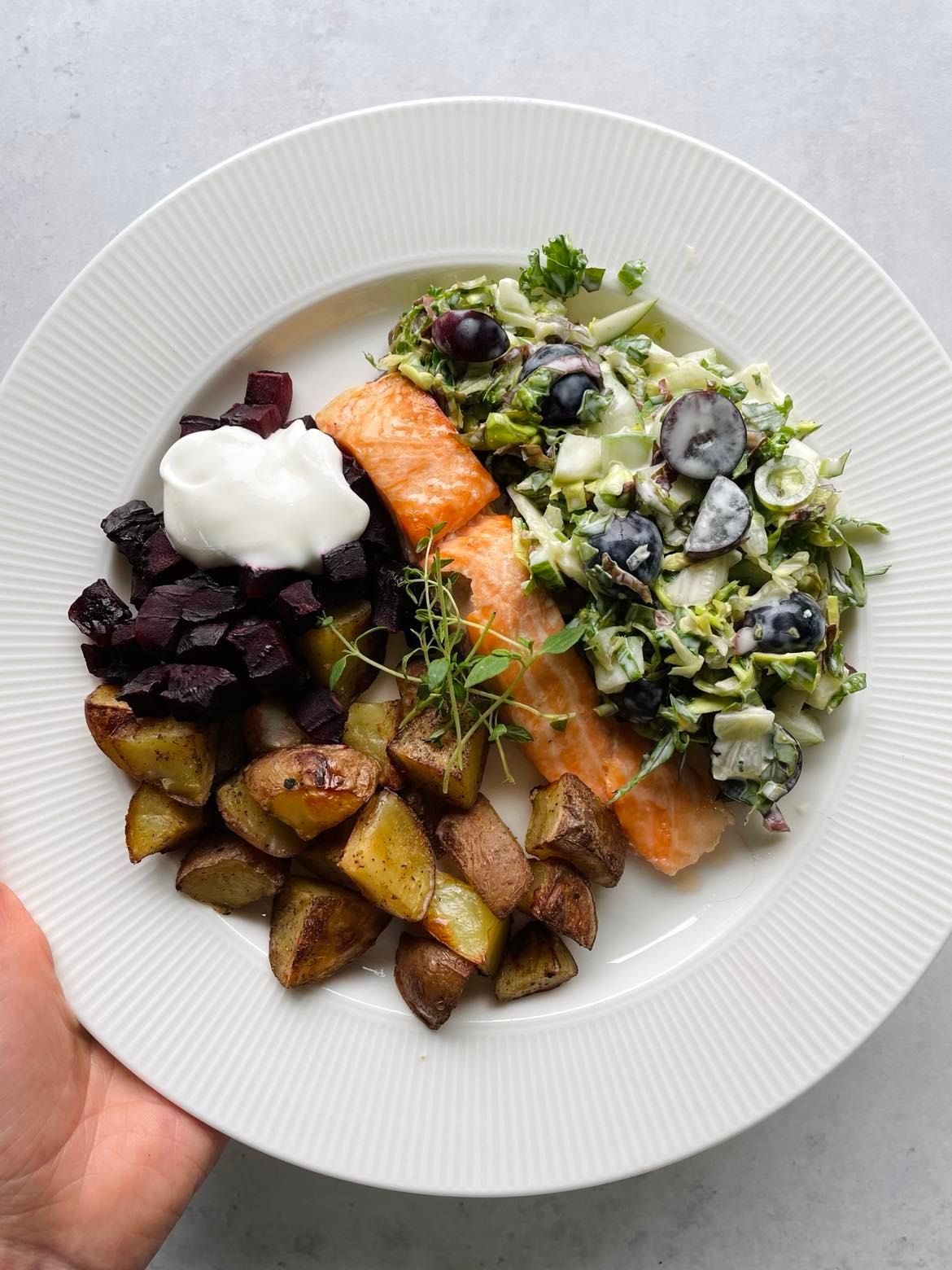 Ørret med bakte potetbiter & krema drue- og hjertesalat