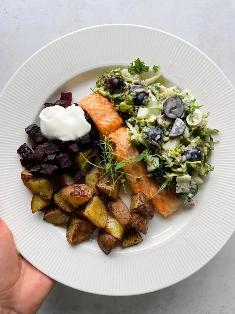 Ørret med bakte potetbiter & krema drue- og hjertesalat