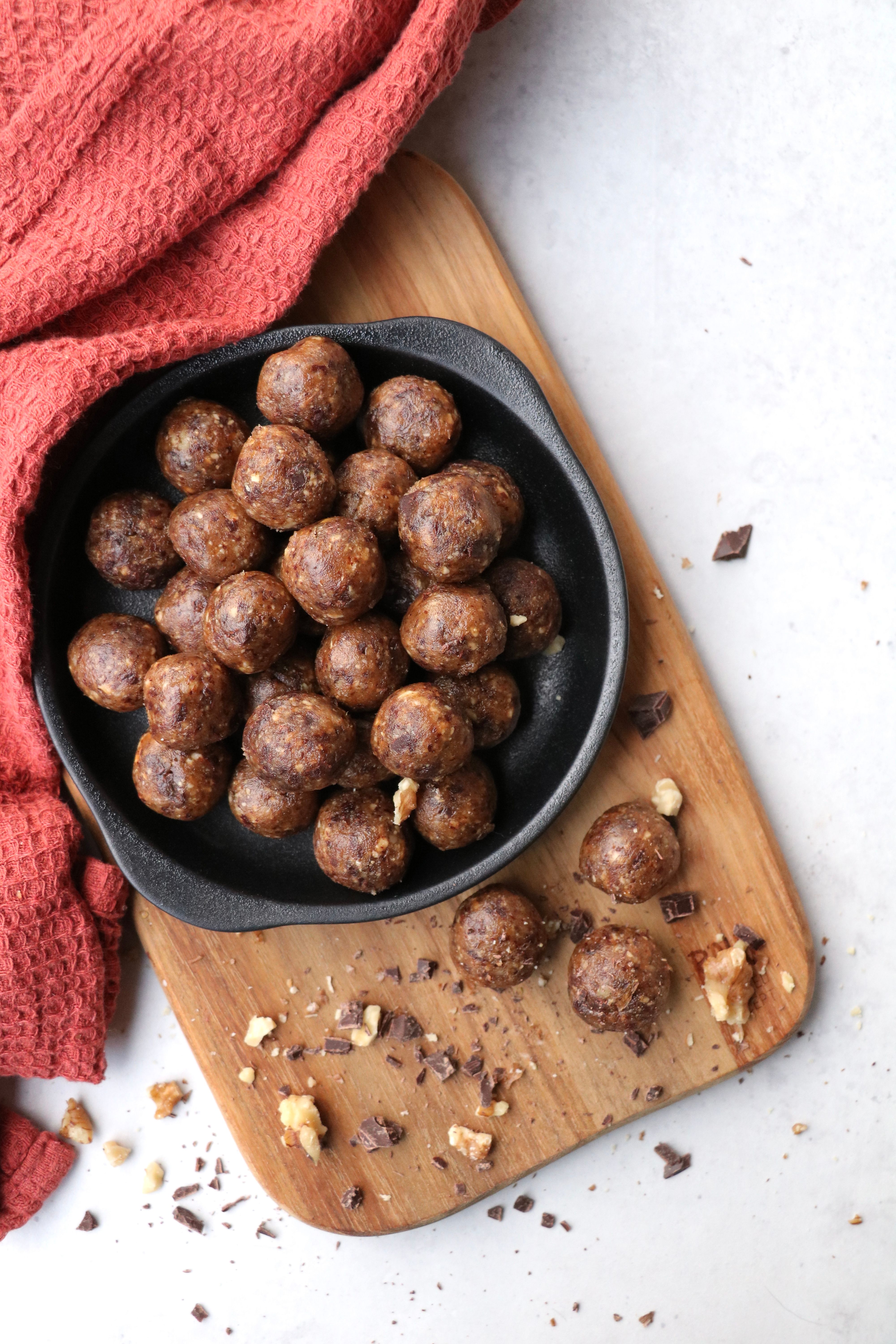 Søte, seige daddelkuler med sjokoladebiter