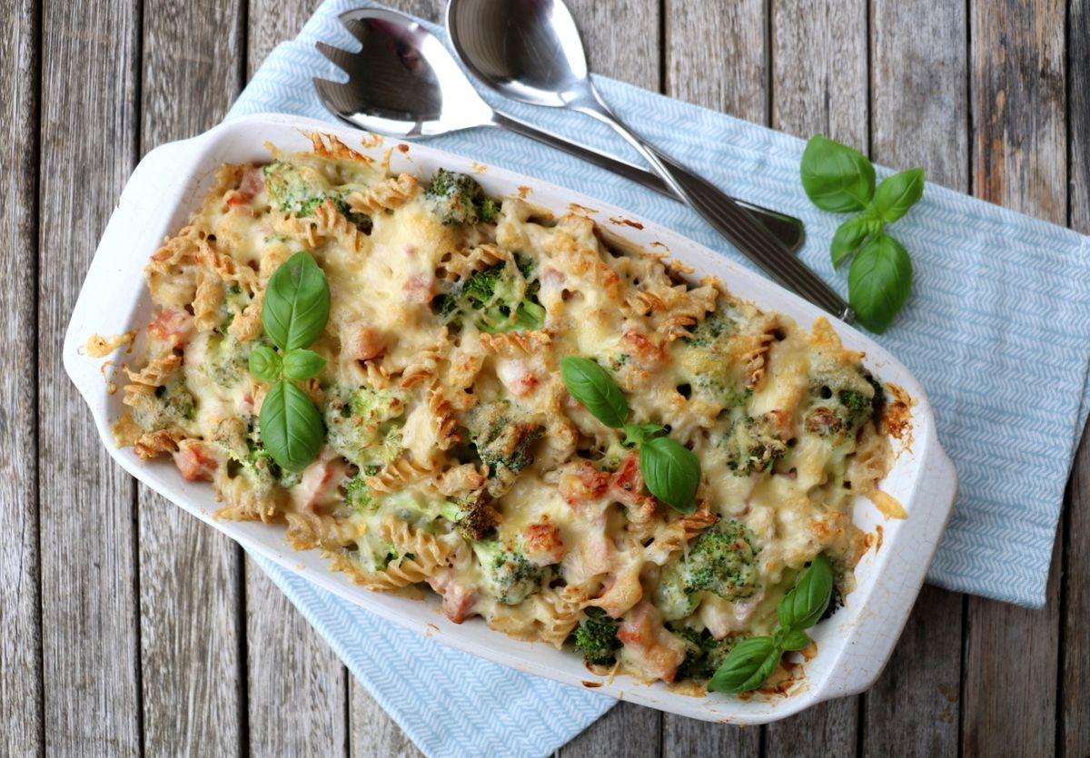 Enkel skinkegrateng med pasta og brokkoli