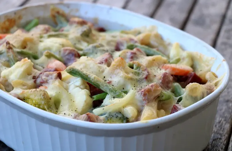 Pølsegrateng med pasta og grønnsaker