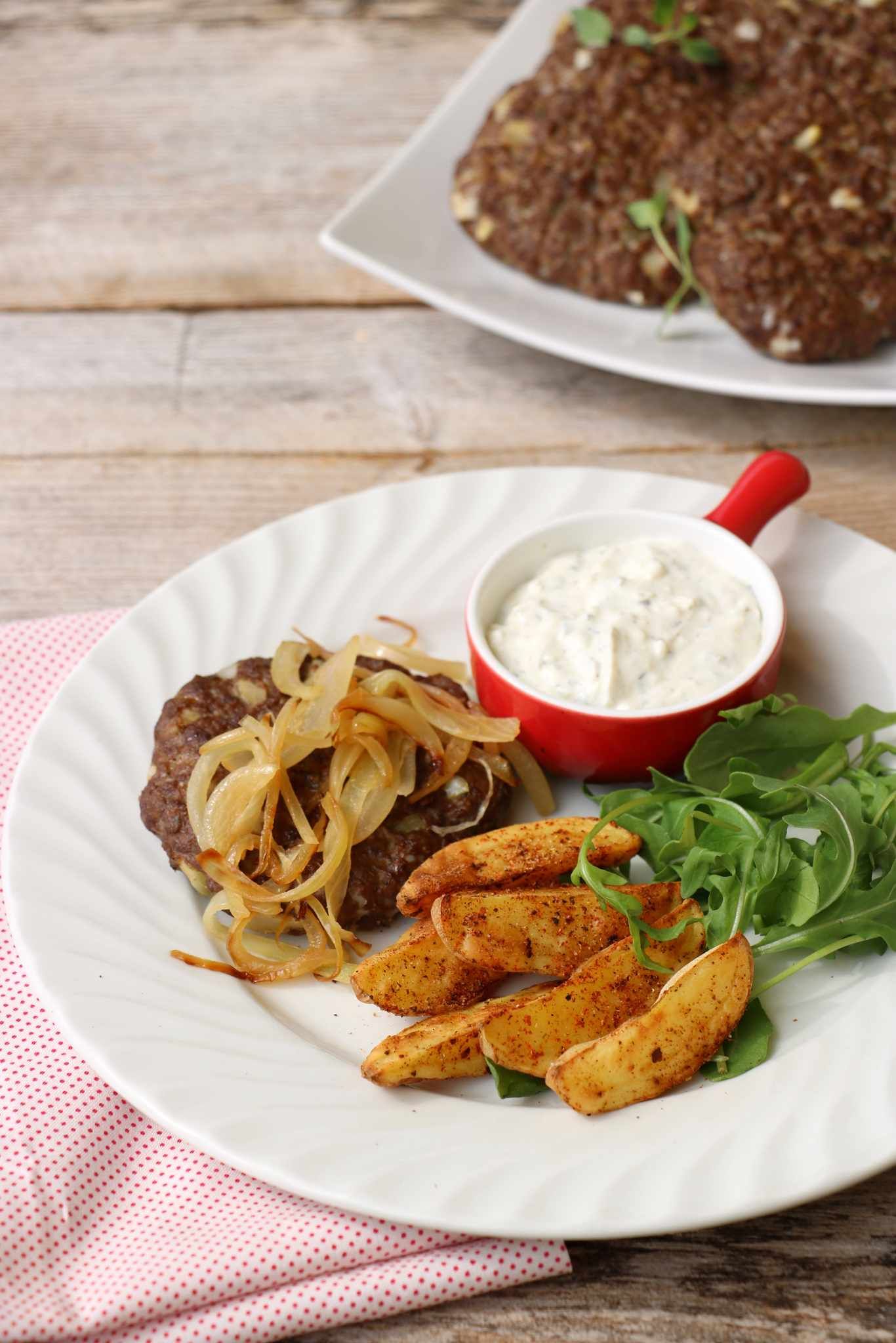 Hjortekarbonader med stekt løk, potetbåter og kvitløkskrem