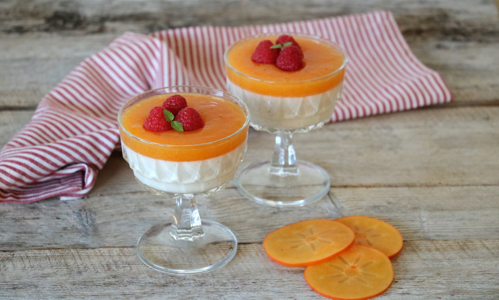 Yoghurt panna cotta med persimon