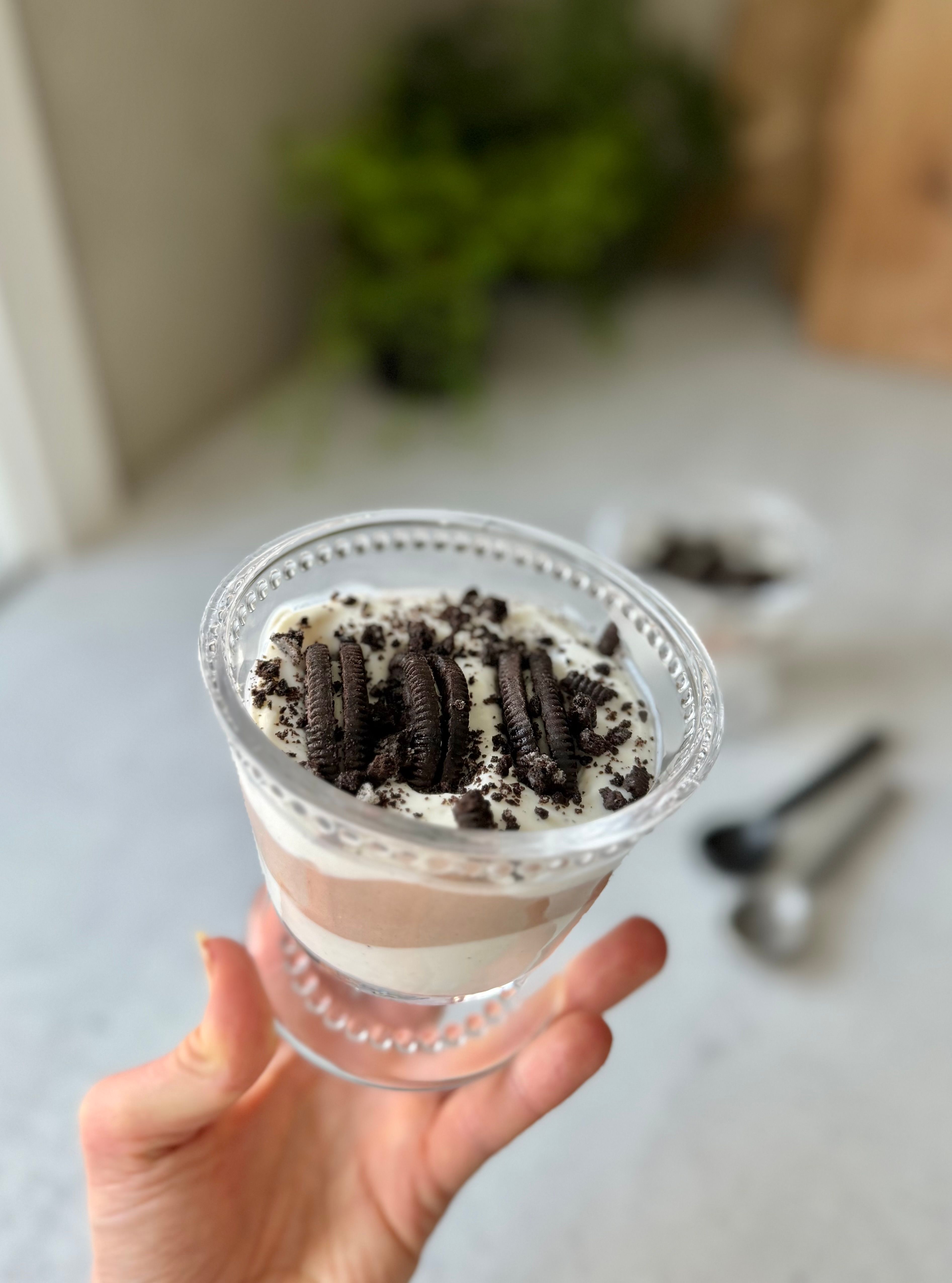 Proteinrik sjokolade-oreo-ostekake i glass, min vri på den virale trenden!