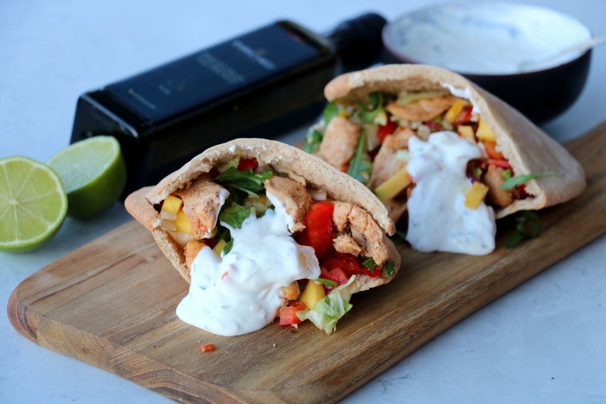 Fylte, grove pitabrød med kylling, kvitløk- og urtedressing