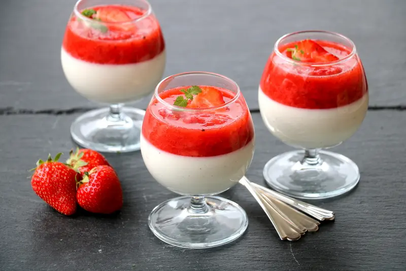 Sukkerfri yoghurt panna cotta med frisk jordbærsaus