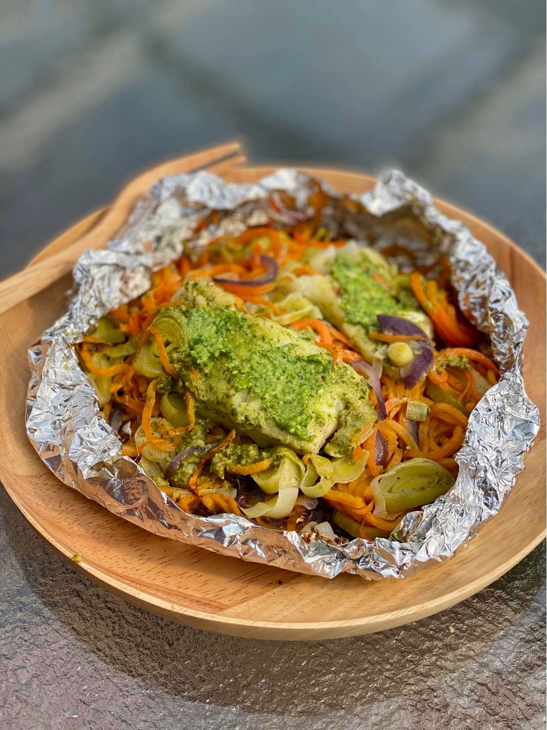 Fargerik torskepakke på grillen