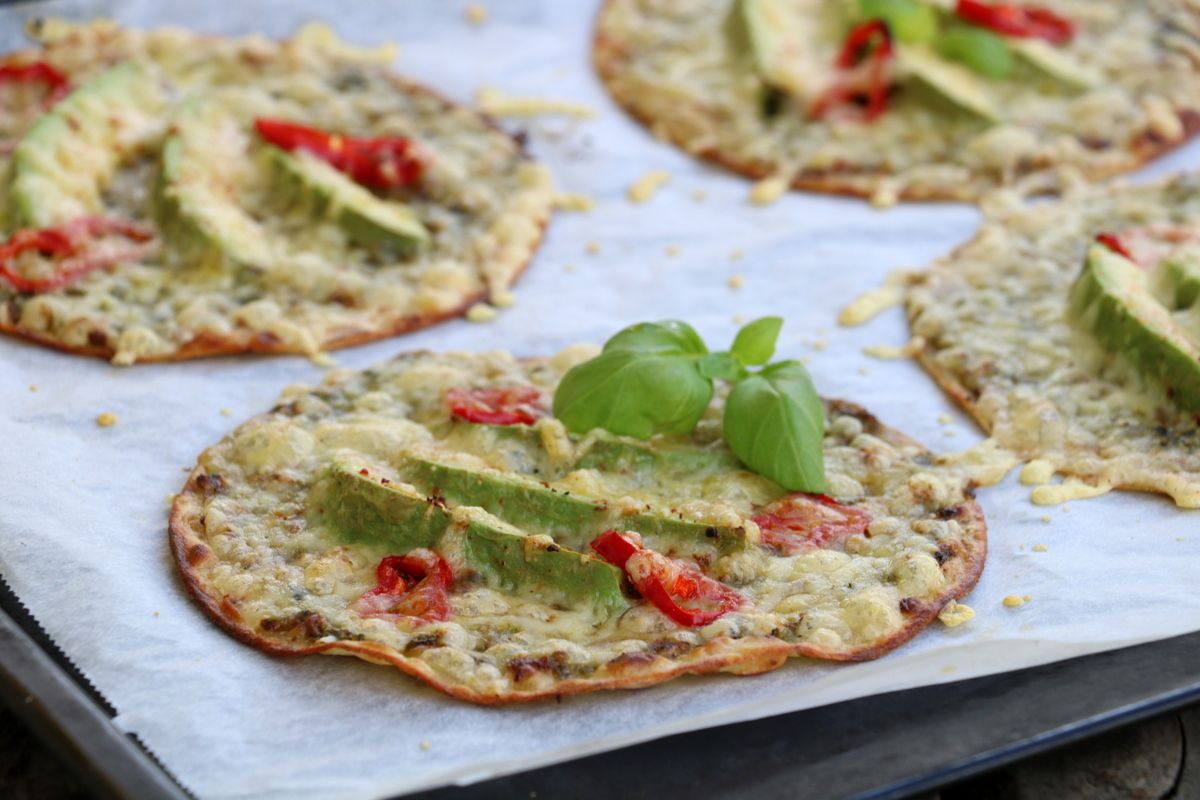 Lompepizza med pesto & avokado