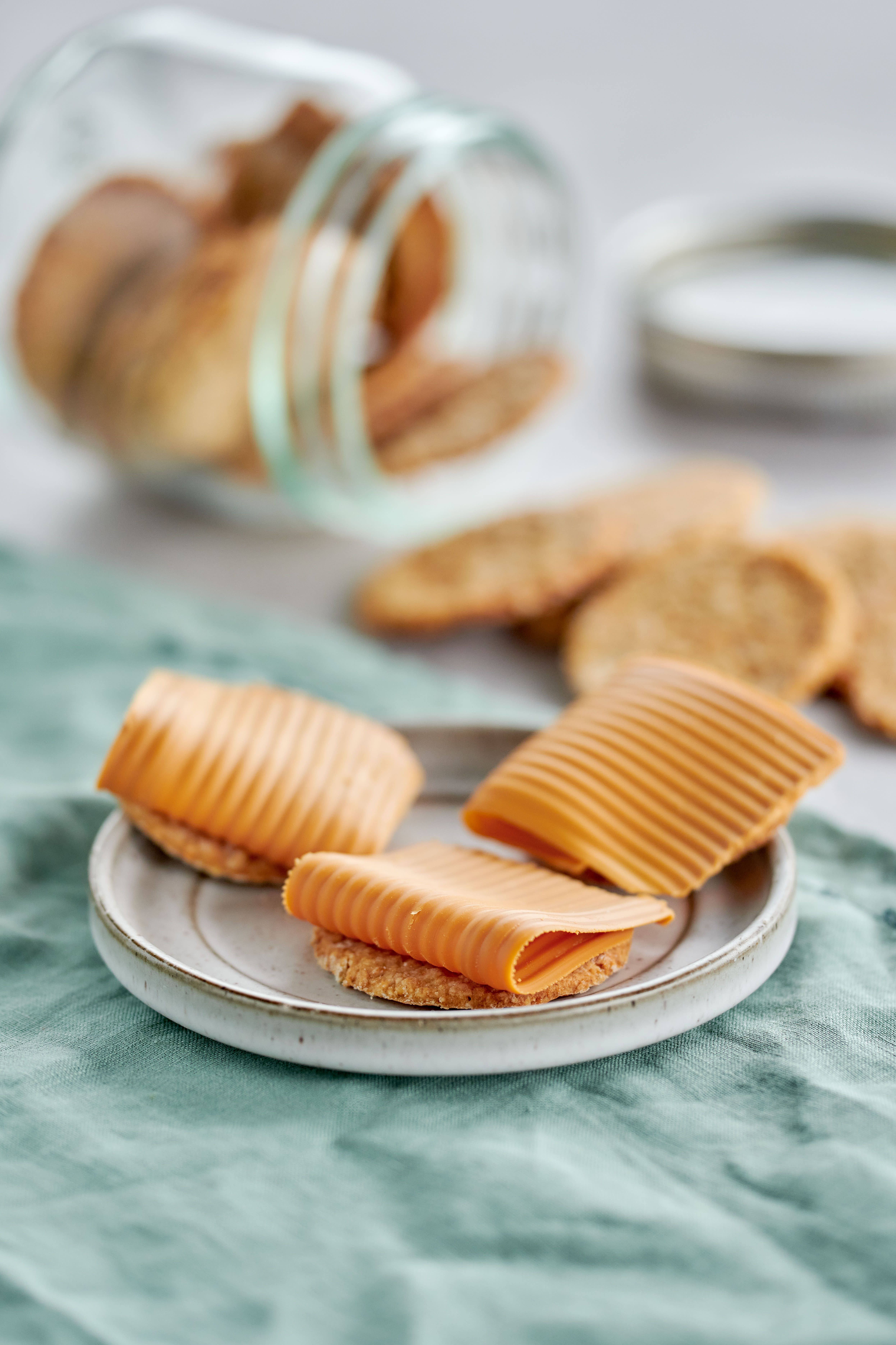 Tynne, sprø havrekjeks - nydelige med brunost!