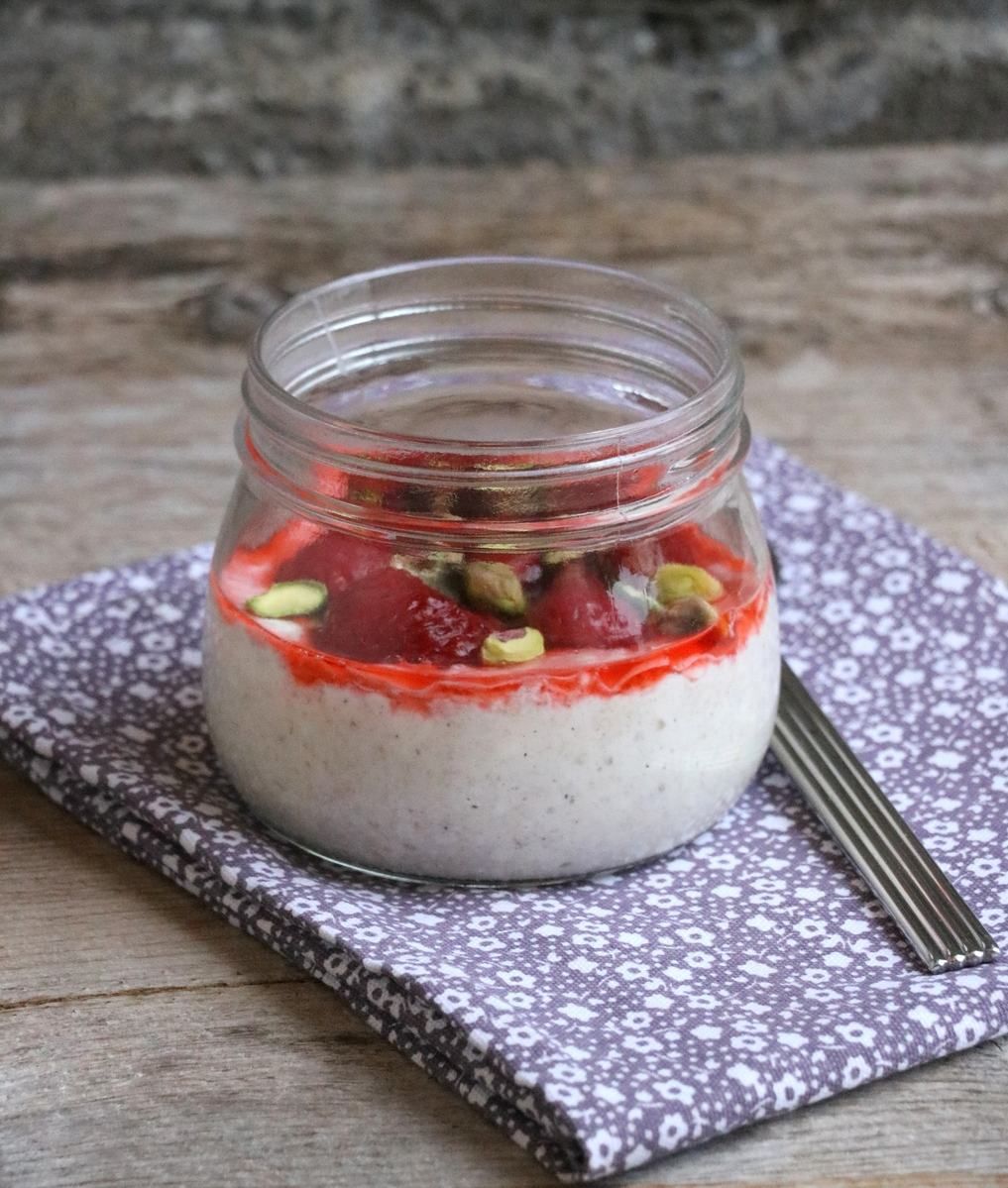 Kjøleskapsgrøt med varme jordbær og pistasjenøtter