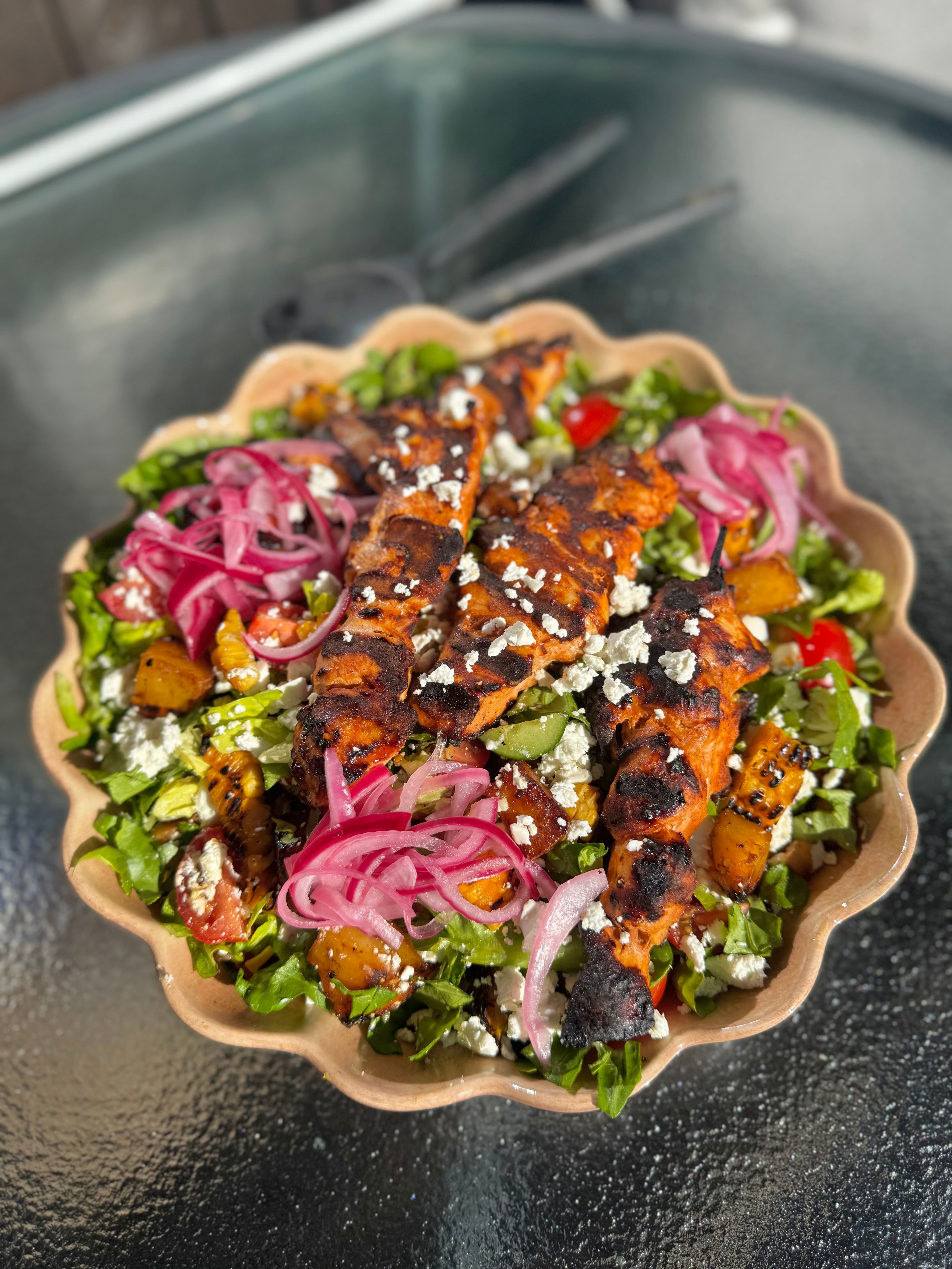 Grillspyd av kylling med en digg salat av grilla potetbiter og mais, fetaost & sylta rødløk