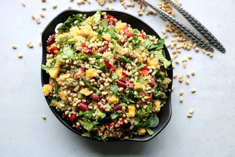 Fargerik quinoasalat – som eit eget måltid eller tilbehør!