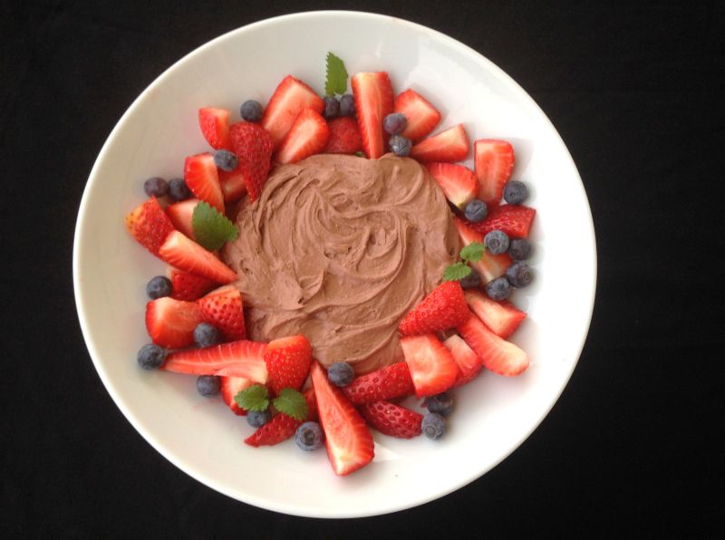 Sjokolade-kokoskrem med friske bær