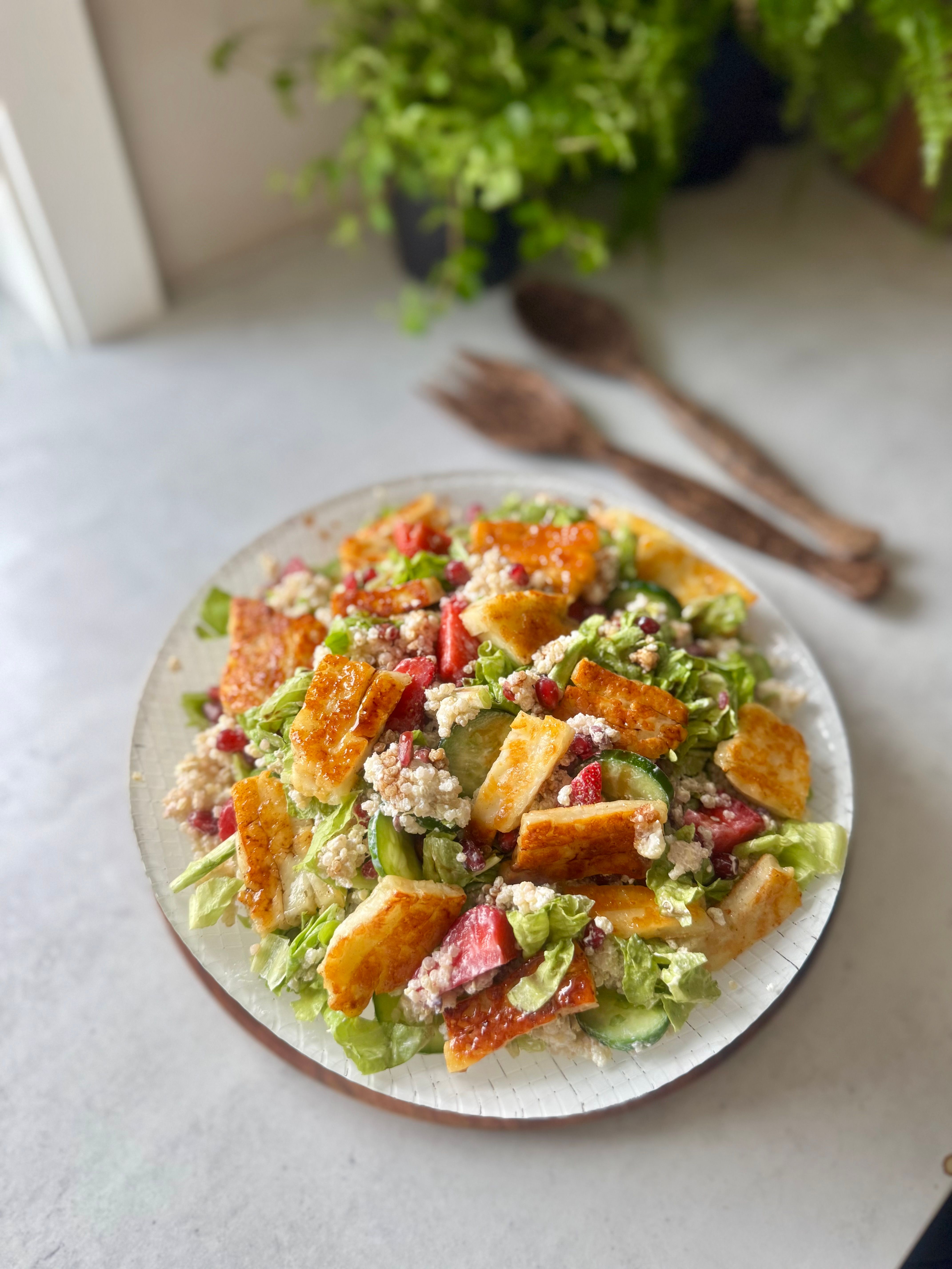 Nydelig quinoasalat med honningstekt halloumi