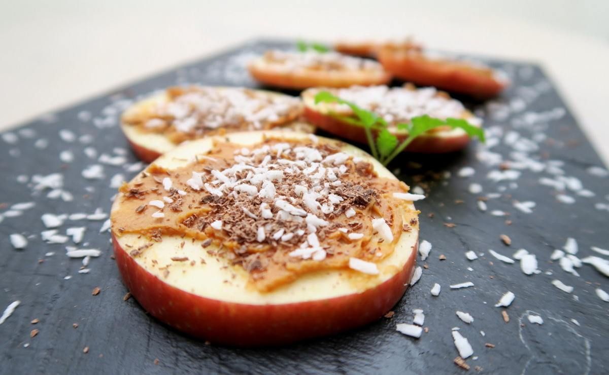 Eple med peanøttsmør