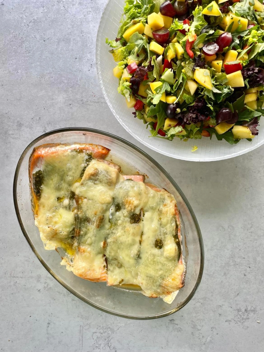 Pesto- og ostegratinert ørret/laks + fargerik salat, middag på 15 minutt!