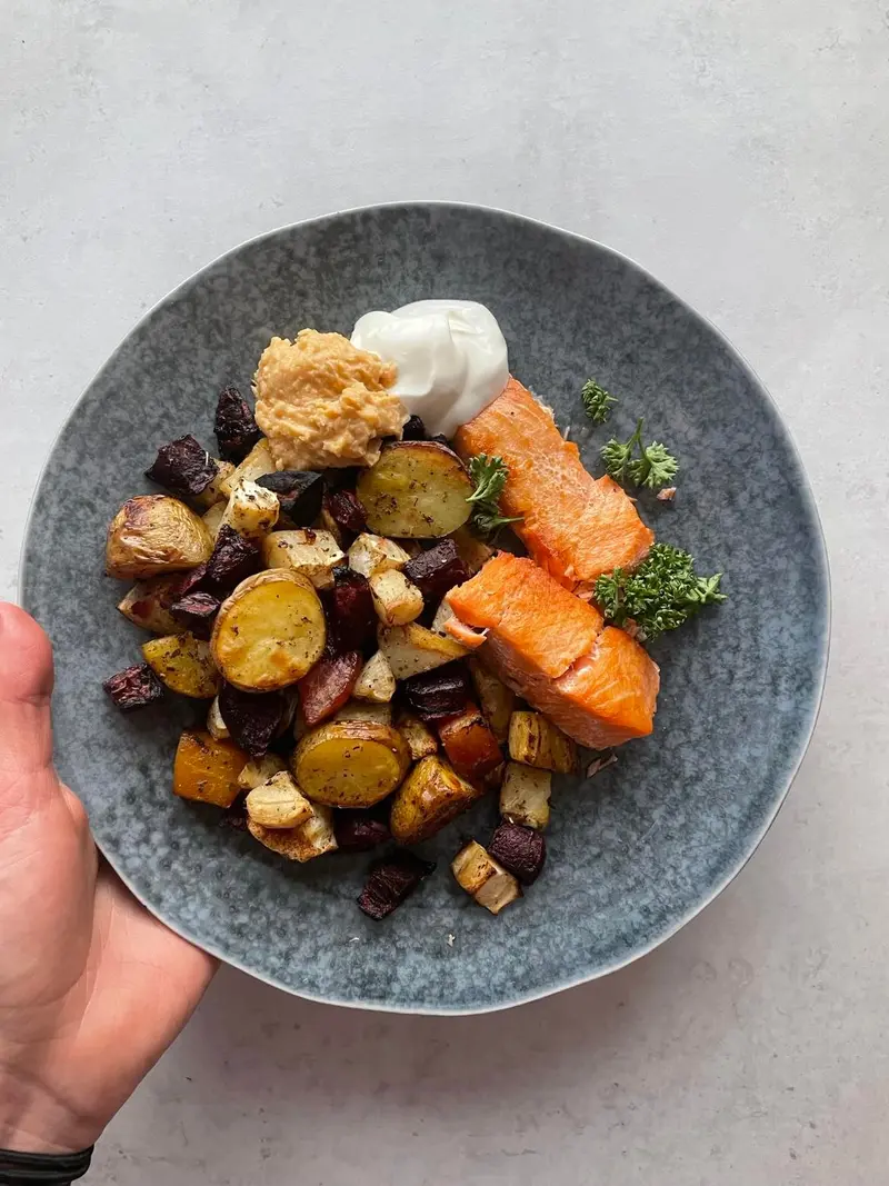 Ørret med bakte rotgrønnsaker & poteter