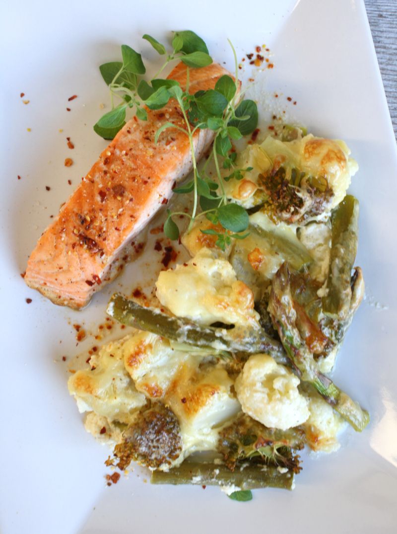 Laks med blomkål-og brokkoligrateng