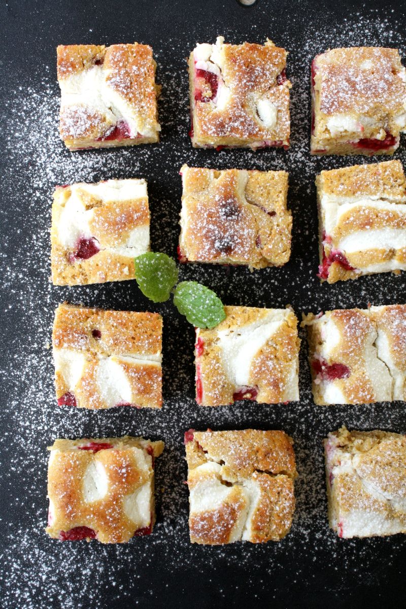 Bringebærkake med innbakt ostekrem