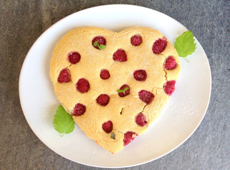 Sukkerfri og saftig bringebærkake